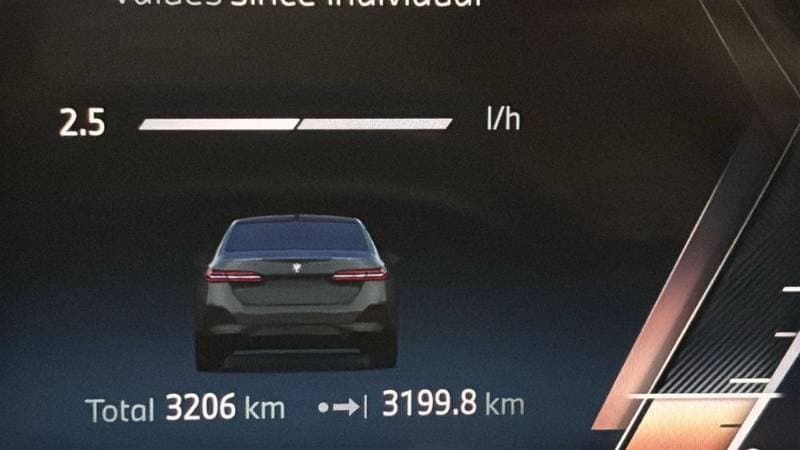 2025 BMW 5 Series thumbnail 4