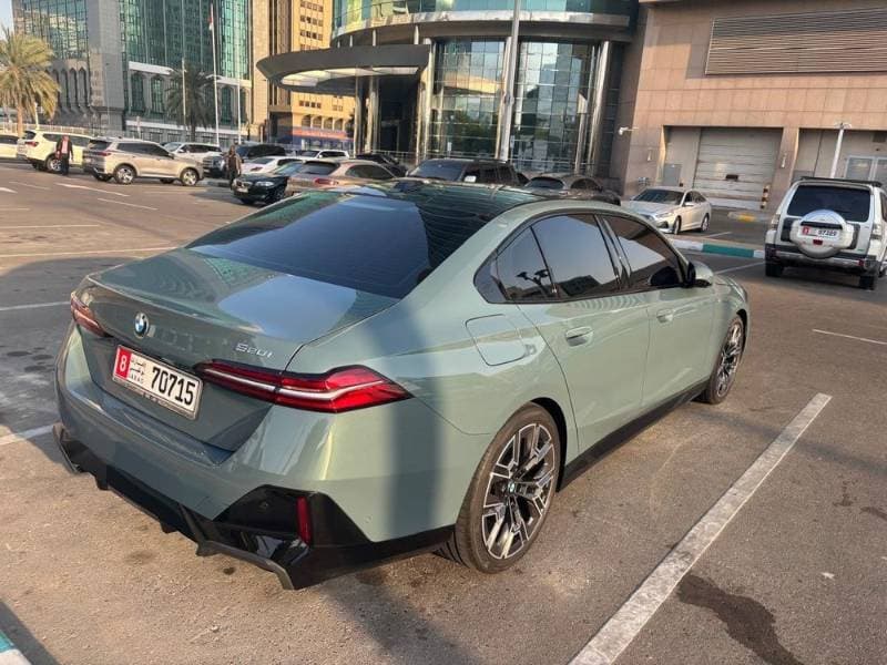 2025 BMW 5 Series thumbnail 3