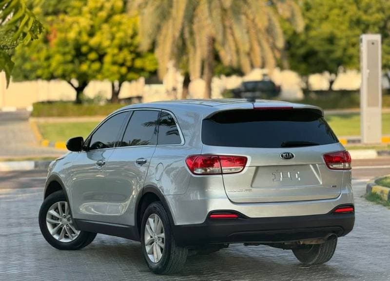 2017 Kia Sorento thumbnail 5