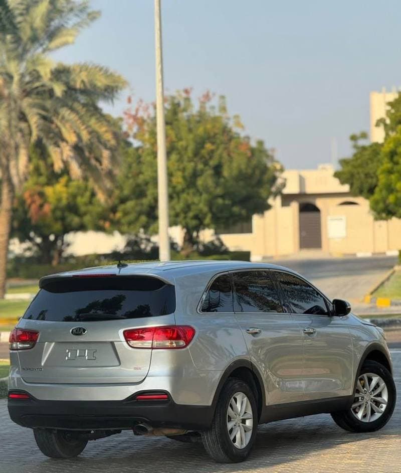 2017 Kia Sorento thumbnail 6
