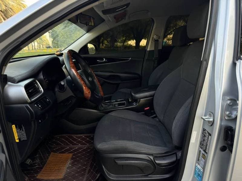 2017 Kia Sorento thumbnail 7