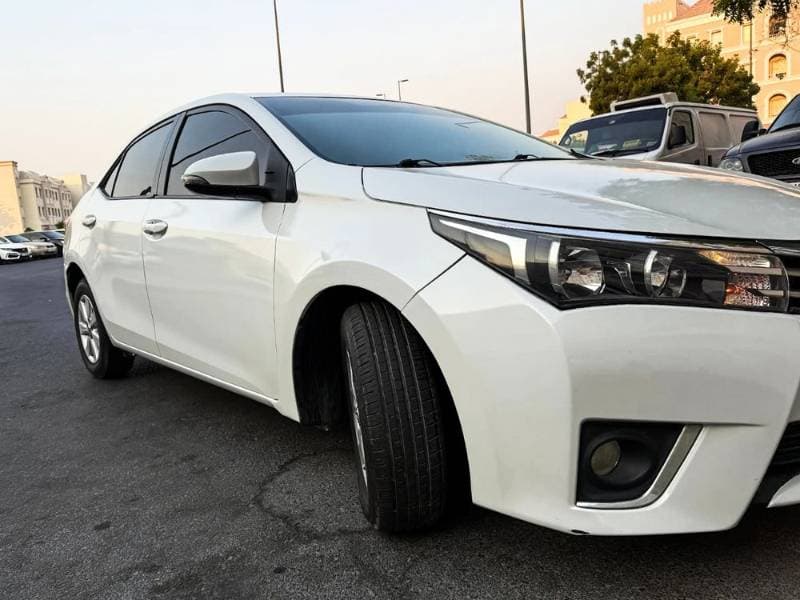 2017 Toyota Corolla thumbnail 2