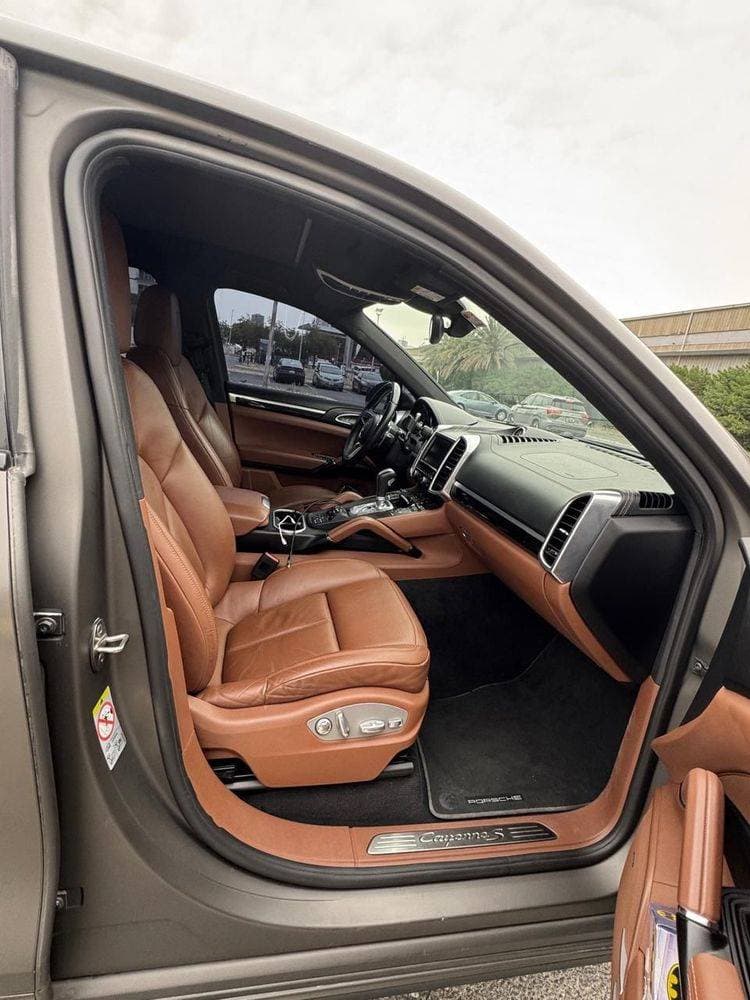 2016 Porsche Cayenne thumbnail 3