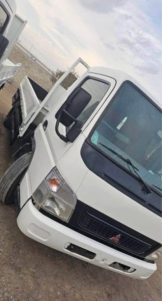 2009 Mitsubishi Canter thumbnail 3