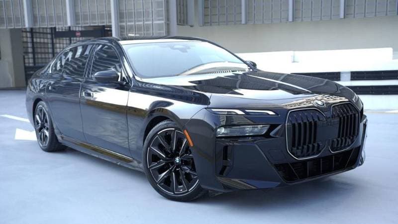 2024 BMW i7 thumbnail 3