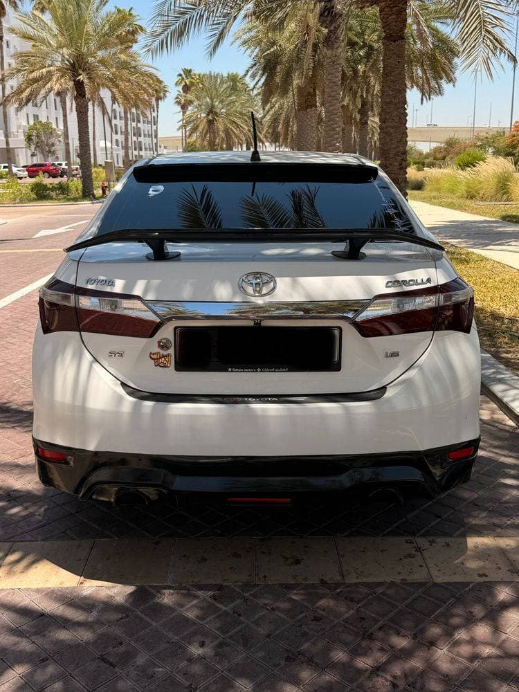 2015 Toyota Corolla thumbnail 2