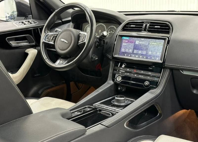2017 Jaguar F-Pace thumbnail 4