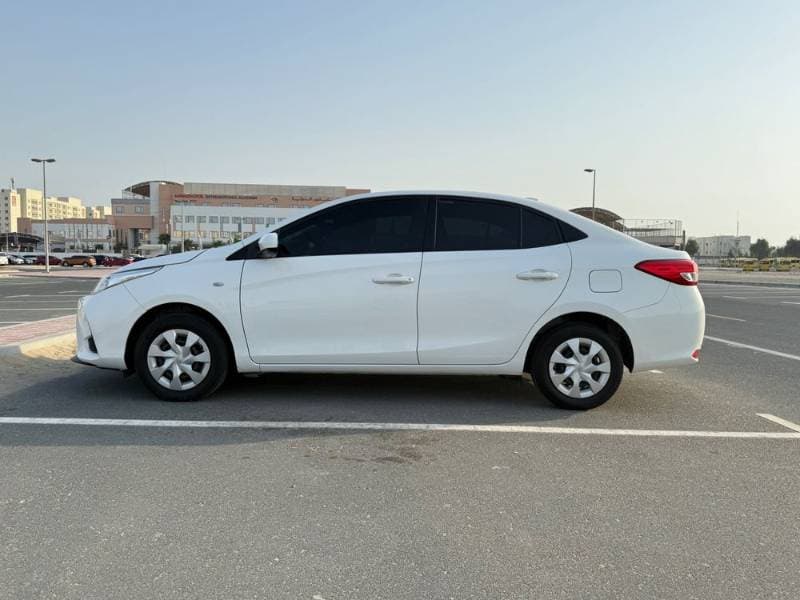 2022 Toyota Yaris Sedan thumbnail 5