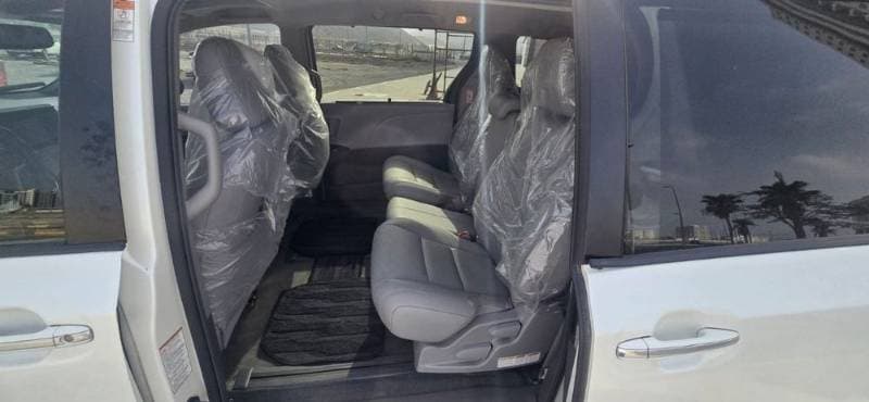 2015 Toyota Sienna thumbnail 3