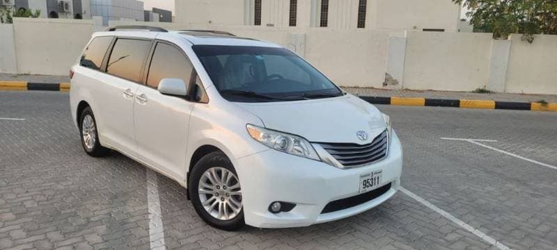 2015 Toyota Sienna thumbnail 2