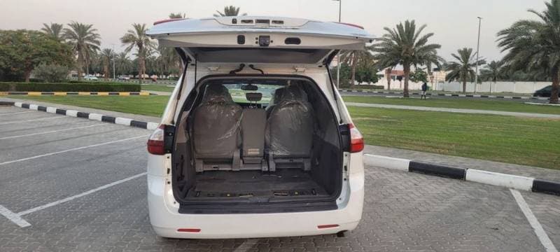 2015 Toyota Sienna thumbnail 4