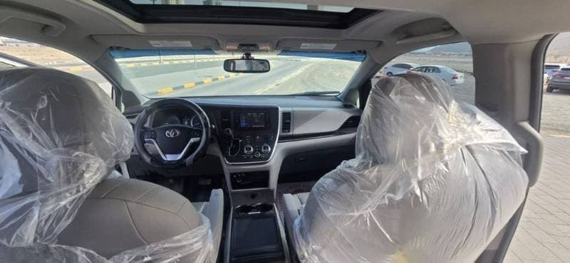 2015 Toyota Sienna thumbnail 5