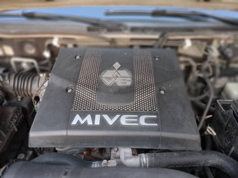 2013 Mitsubishi Pajero thumbnail 5