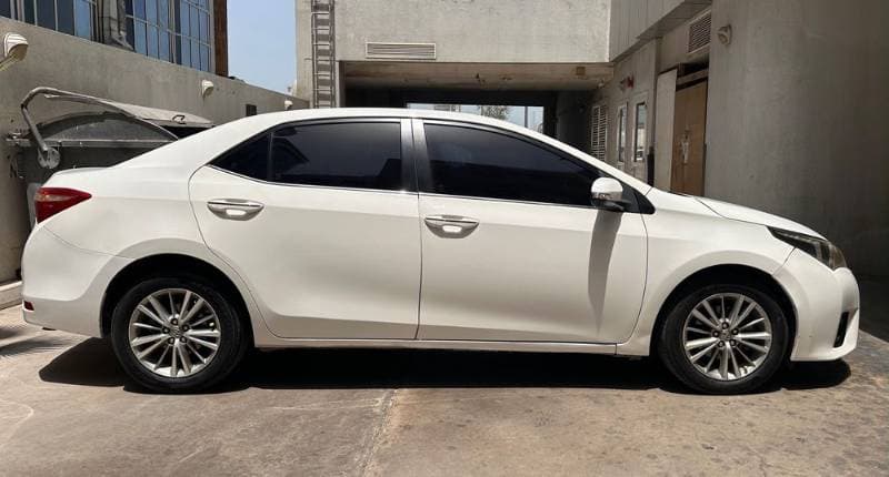 2016 Toyota Corolla thumbnail 3