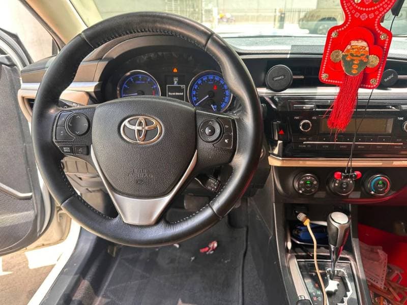 2016 Toyota Corolla thumbnail 5