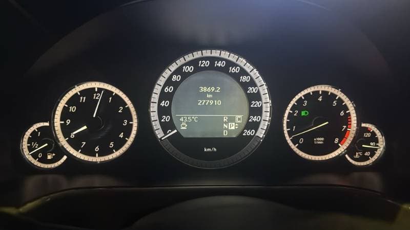 2010 Mercedes-Benz 300/350/380 thumbnail 5