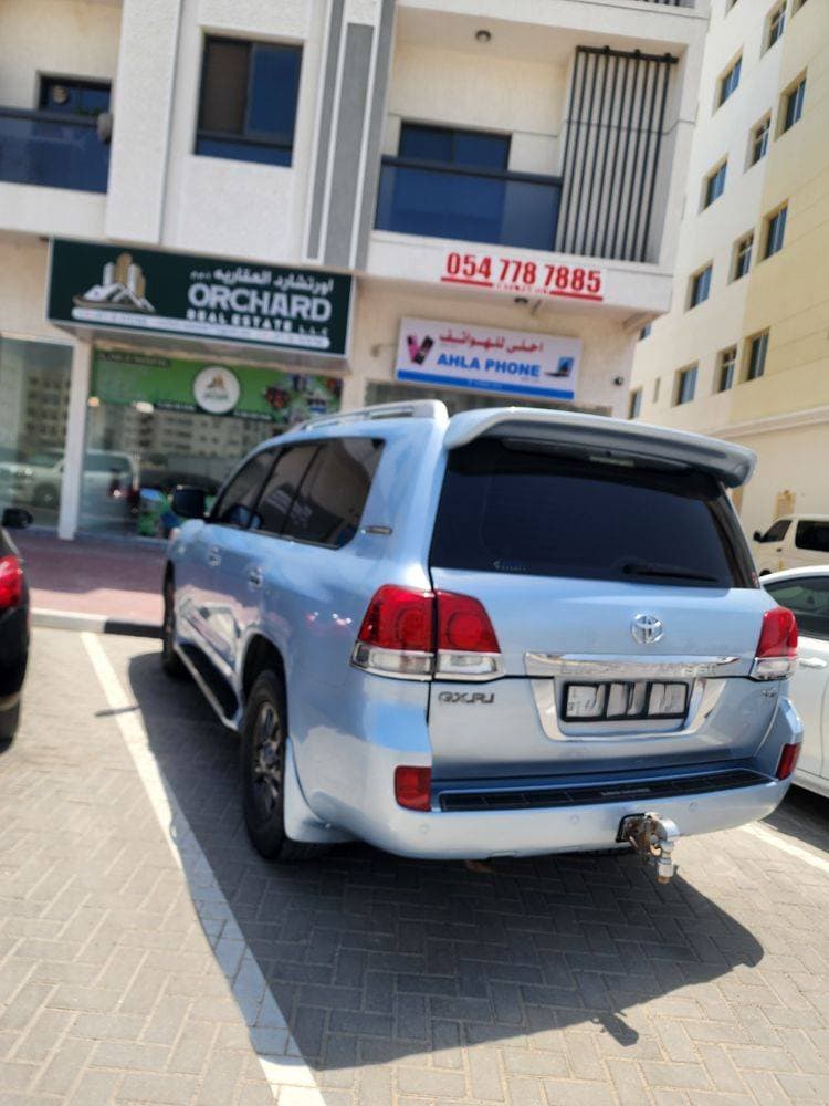 2011 Toyota Land Cruiser thumbnail 3
