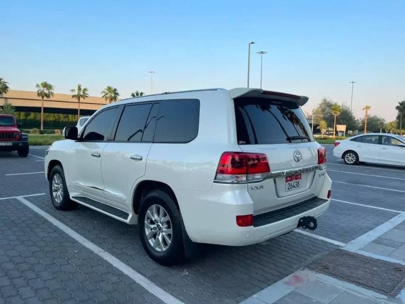 2016 Toyota Land Cruiser thumbnail 2
