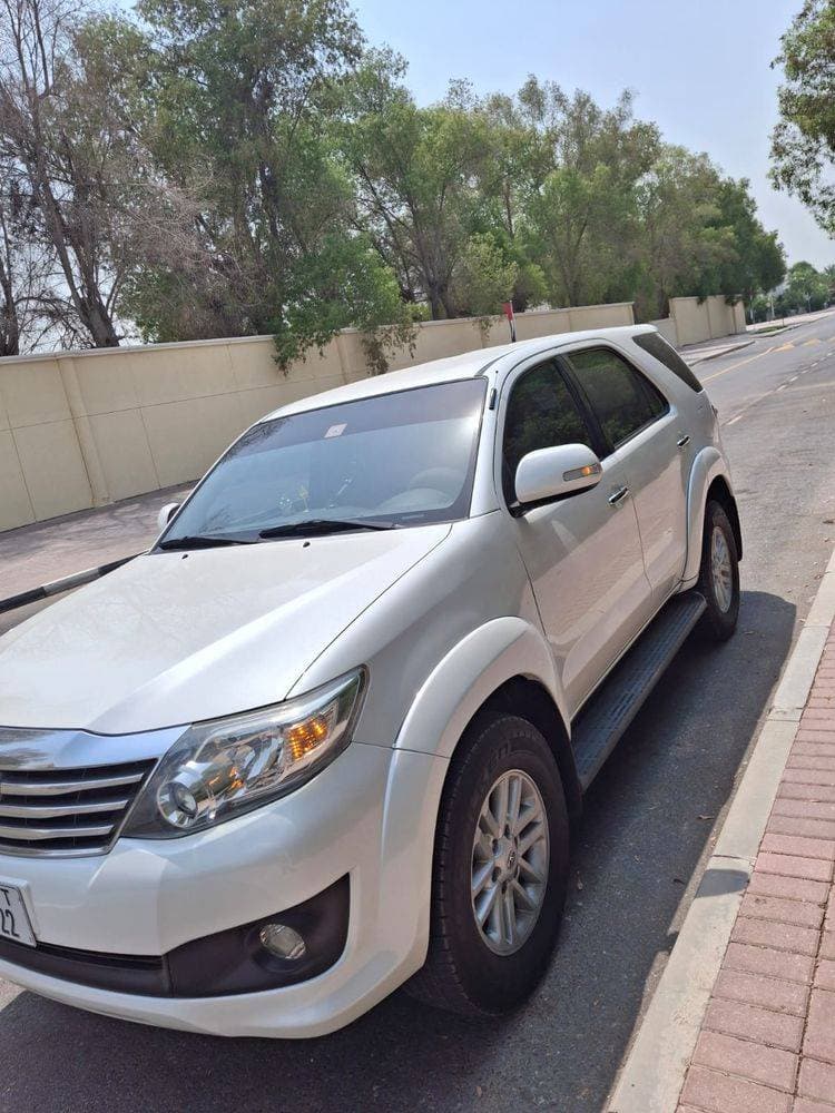 2013 Toyota Fortuner thumbnail 4