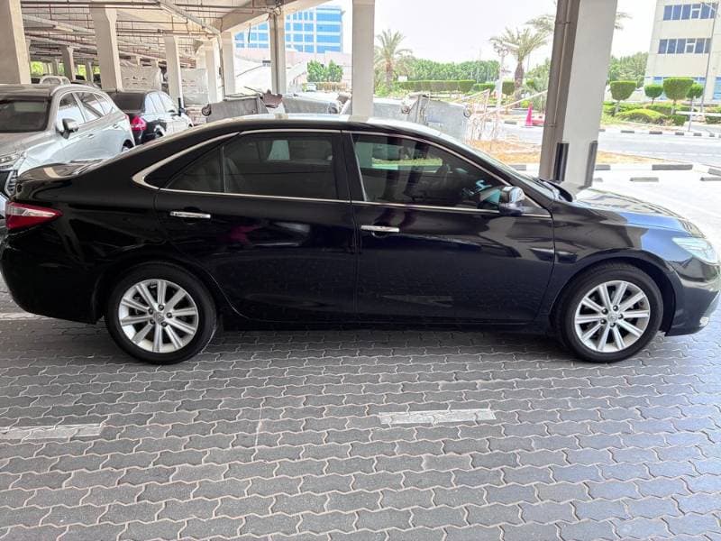 2017 Toyota Camry thumbnail 3