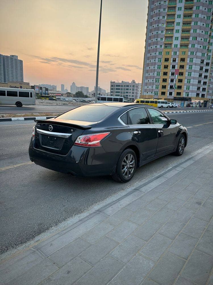 2015 Nissan Altima thumbnail 3