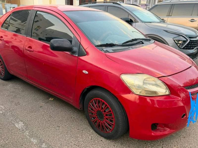2008 Toyota Yaris Sedan thumbnail 3