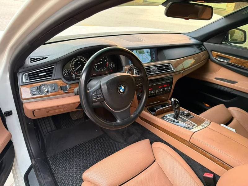 2010 BMW 7 Series thumbnail 4