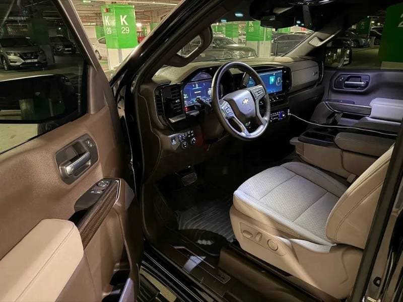 2025 Chevrolet Silverado thumbnail 4