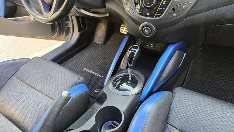 2017 Hyundai Veloster thumbnail 2