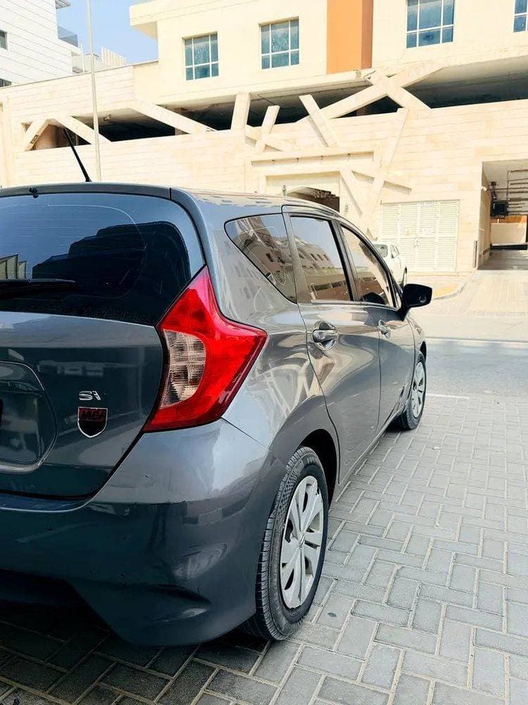 2018 Nissan Versa thumbnail 3