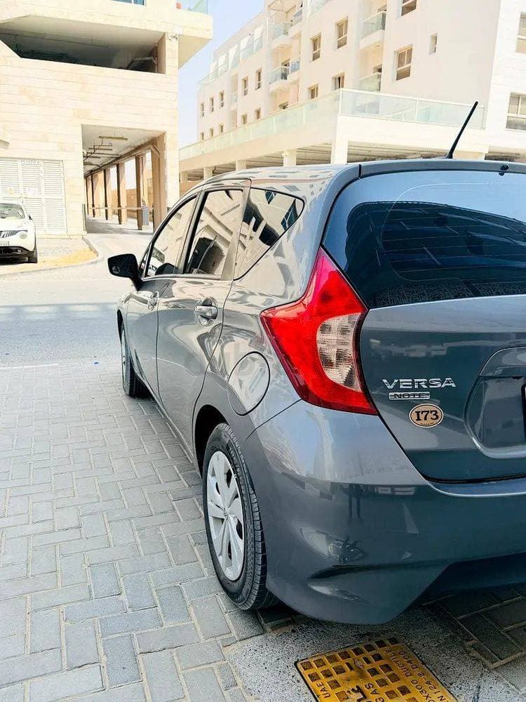 2018 Nissan Versa thumbnail 4