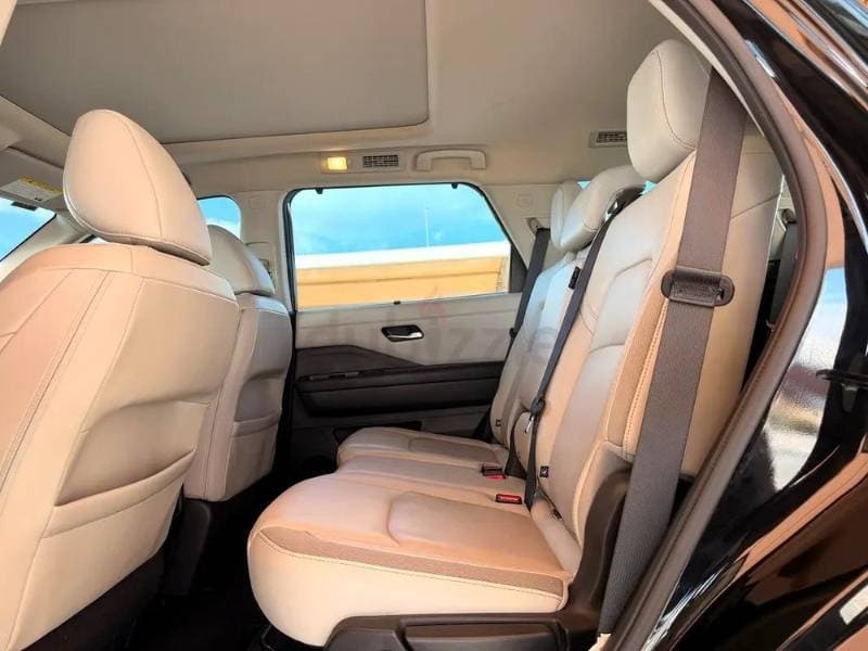 2024 Nissan Pathfinder thumbnail 3