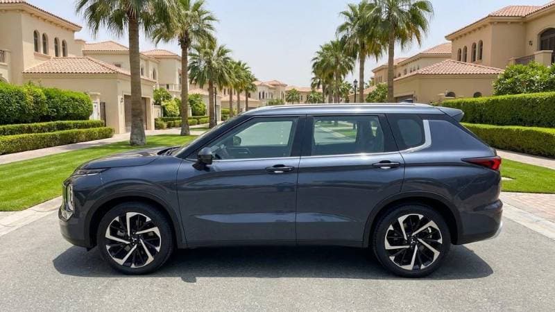 2025 Mitsubishi Outlander thumbnail 4