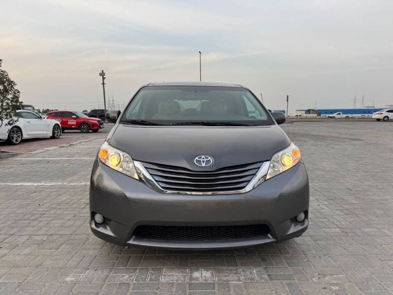2017 Toyota Sienna thumbnail 3