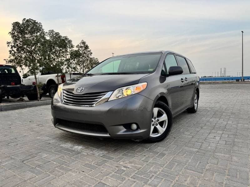 2017 Toyota Sienna thumbnail 2