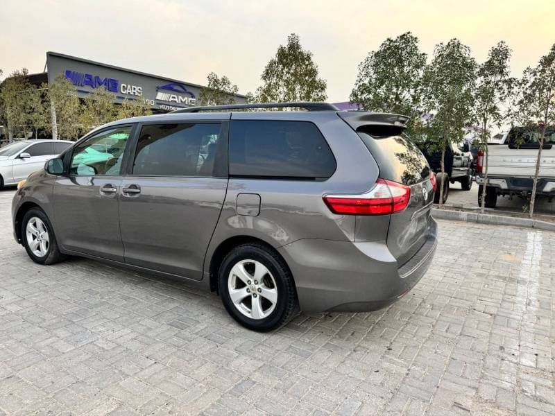 2017 Toyota Sienna thumbnail 8