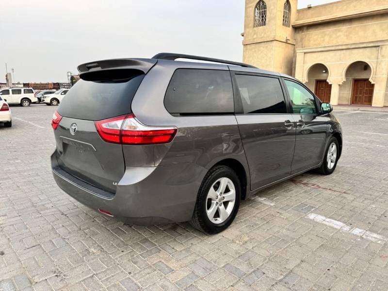 2017 Toyota Sienna thumbnail 7