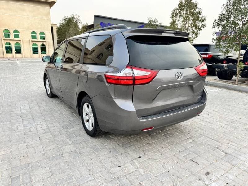 2017 Toyota Sienna thumbnail 4