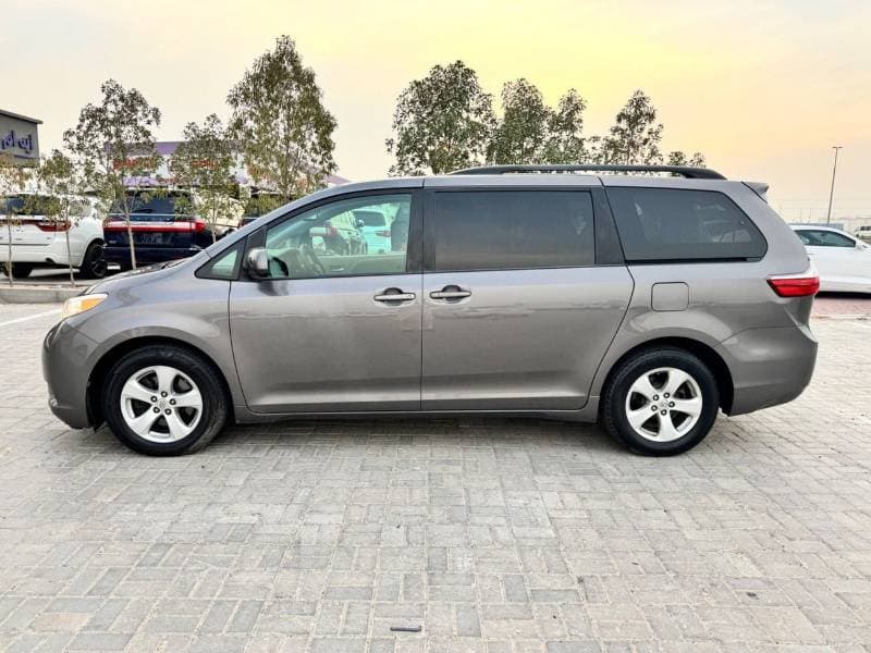 2017 Toyota Sienna thumbnail 6