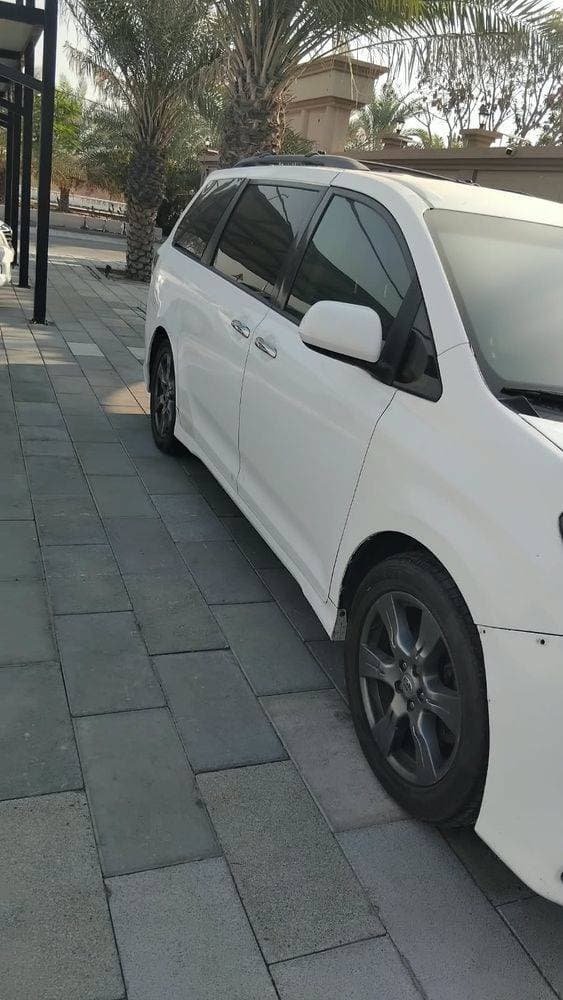2017 Toyota Sienna thumbnail 2