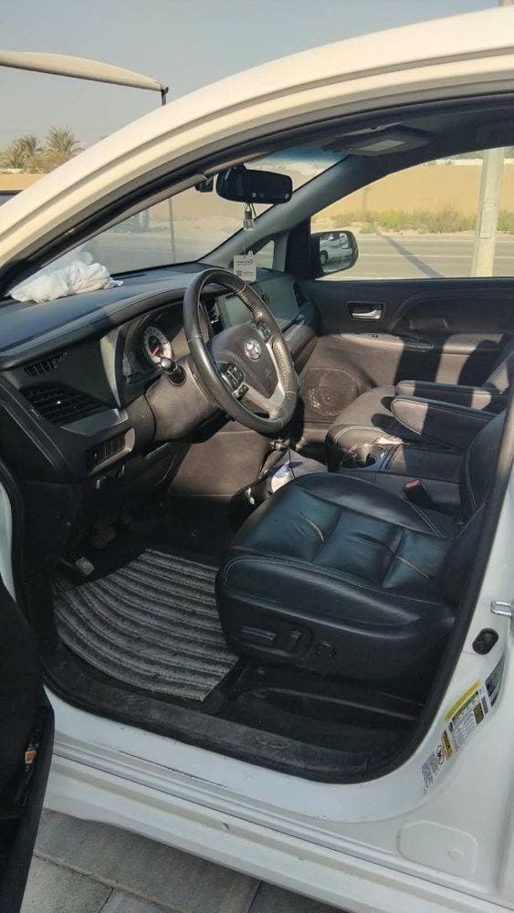 2017 Toyota Sienna thumbnail 4
