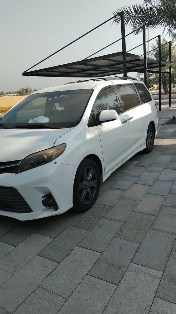 2017 Toyota Sienna thumbnail 3