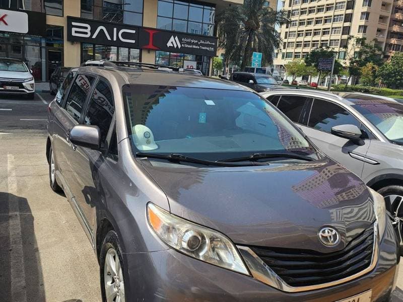 2016 Toyota Sienna thumbnail 2