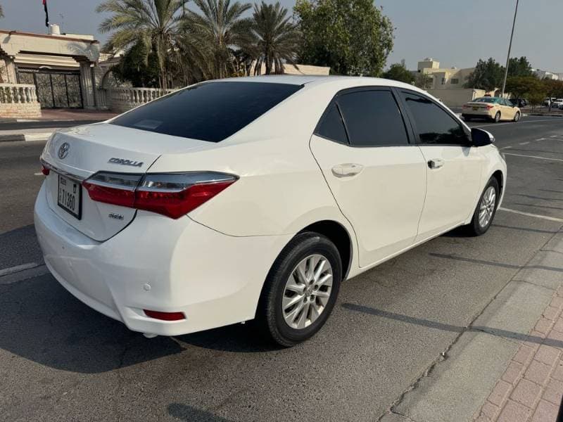 2017 Toyota Corolla thumbnail 3