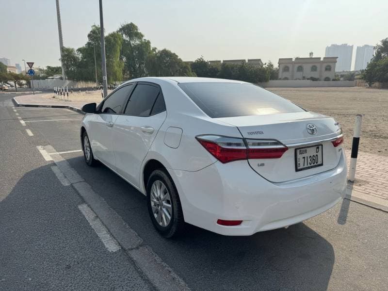 2017 Toyota Corolla thumbnail 4