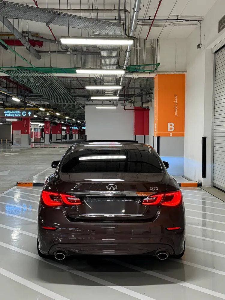 2016 Infiniti Q70 thumbnail 3