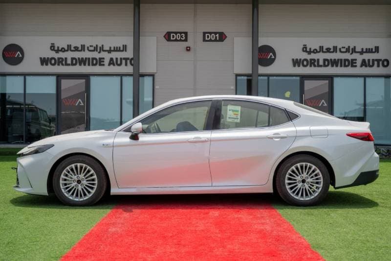 2025 Toyota Camry GLE HEV thumbnail 3