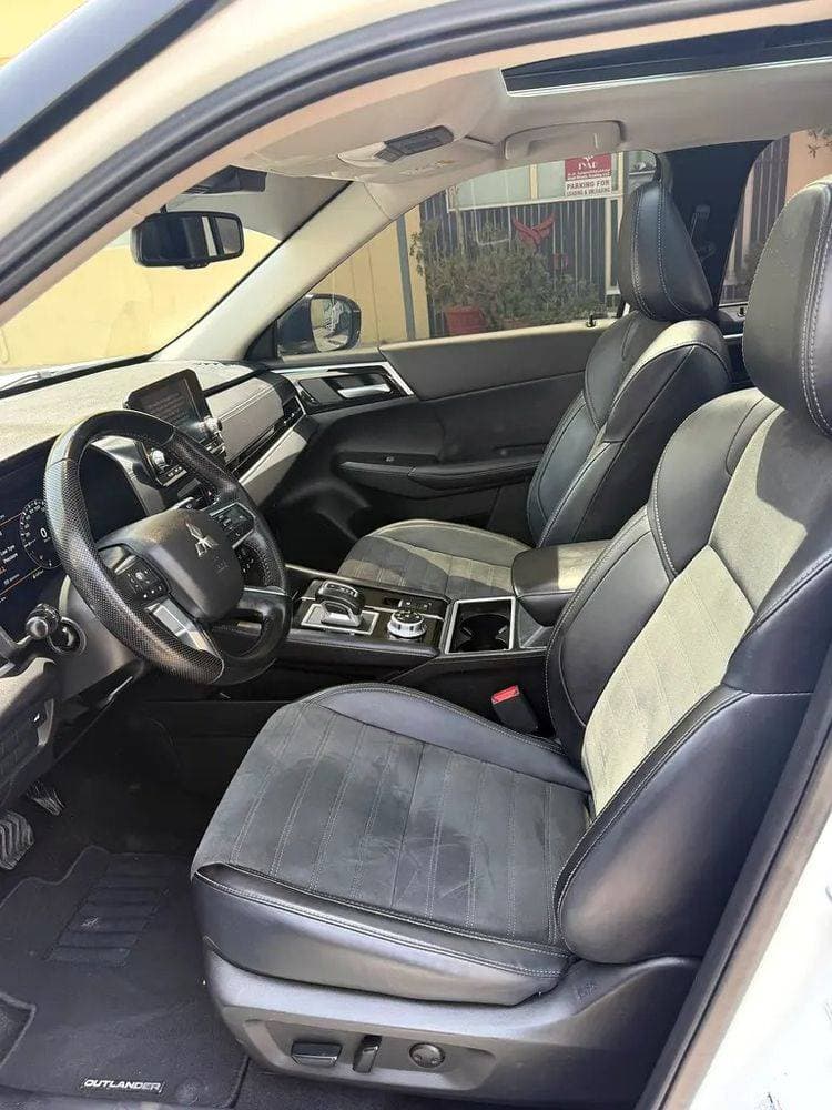 2024 Mitsubishi Outlander thumbnail 2