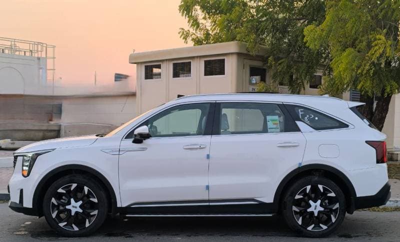 2027 Kia Sorento EX thumbnail 3