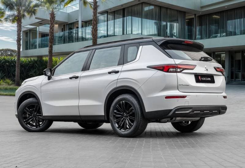 2024 Mitsubishi Outlander thumbnail 3